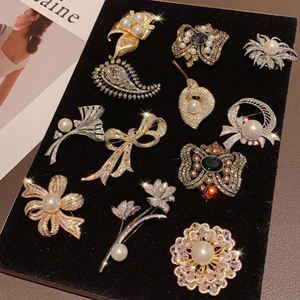 Broche élégante et luxueuse |   Épinglette Exquise avec Diamants Scintillants et Perles, Accessoire de Mode Haut de Gamme et Élégant - Product Image 4