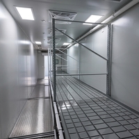 Système hydroponique de culture en conteneur sur roulettes avec structure en acier et éclairage LED optimisé pour la culture de micro-légumes et de cultures rapides en agriculture verticale