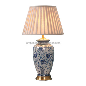 Lampe de table en céramique chinoise avec abat-jour en tissu de lin et base dorée pour les marchés américain, britannique et moyen-oriental - Product Image 1