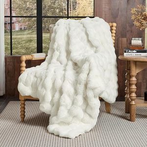 Couverture en <span class=keywords><strong>fausse</strong></span> <span class=keywords><strong>fourrure</strong></span> de lapin blanc de luxe en gros, couverture douce pour canapé, cadeau, blanc rose, grande couverture à bulles, 130*160cm - Product Image 1