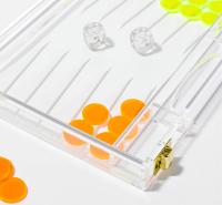 Jeux de backgammon blancs en acrylique Lucite transparent de haute qualité avec des puces orange et jaune