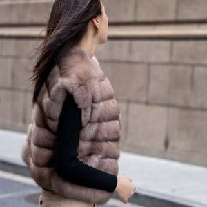 थोक उच्च गुणवत्ता वाले फर गुलाबी पूर्ण सेबल गर्दन टैंक शीर्ष कोट महिलाओं के लिए वास्तविक टकनी फर बनियान - Product Image 3