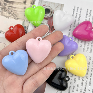 Pendentif en acrylique en forme de cœur, couleur unie, accessoire de bijoux DIY pour la Saint-Valentin, moulage par injection, fabriqué à Chaozhou - Product Image 1