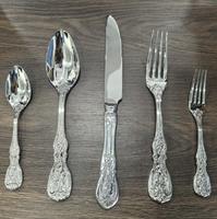 Ensemble de couverts européens rétro en acier inoxydable poli avec poignée gaufrée argentée, fourchette, cuillère, couteau pour collection de vaisselle de fête et d'hôtel