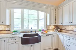 Cocina clásica de lujo con gabinetes de Panel elevado de madera maciza blanca, gabinete de cocina personalizado de isla pequeña, hecho en China