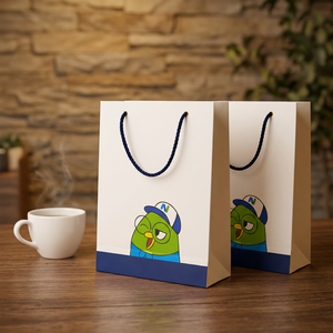 Sac cadeau en papier blanc avec imprimé canard vert, poignée en corde de coton, sac plat standard recyclable, usage artisanal, fournisseur de sacs en papier du Vietnam - Product Image 1