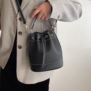 กระเป๋าถือสะพายข้างแฟชั่นดีไซน์หรูหราสำหรับผู้หญิงแบบรูดเชือก ปี 2026 รับผลิตตามสั่งขายส่งจากโรงงาน - Product Image 3