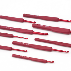 Outil de tricot <span class=keywords><strong>au</strong></span> <span class=keywords><strong>crochet</strong></span> à tête unique avec poignée en TPR rouge Accessoire de couture en plastique pour le travail manuel avec <span class=keywords><strong>colle</strong></span> en silicone souple - Product Image 3
