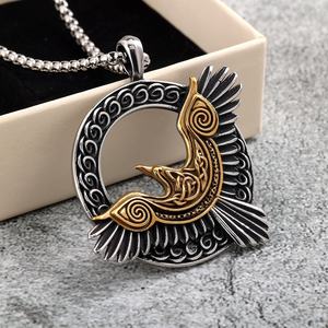 Collier pour homme Yunnique personnalisé en acier inoxydable, corbeau viking, nœud celtique, bicolore, mythologie nordique - Cadeau - Product Image 4
