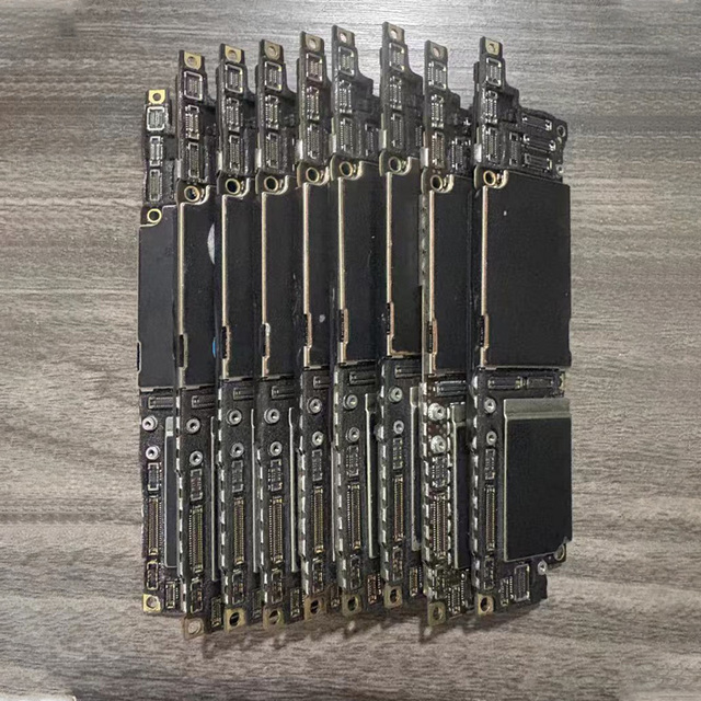 Carte mère iphone 11 PRO / Bloqué Icloud / s'allume