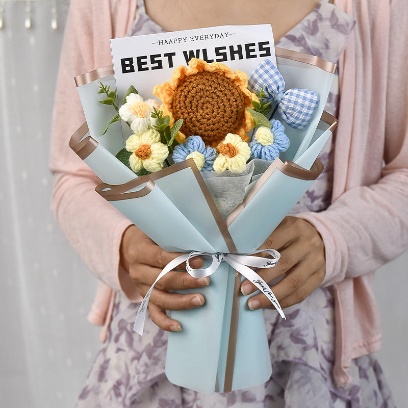 ดอกทานตะวันผ้าขนสัตว์ + ดอกเดซี่เล็ก 5 ดอก + โบว์สไตล์สีฟ้า