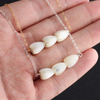 Collier élégant en or 14 carats plaqué ou argent S925, chaîne plate en forme de câble, avec 3 bourgeons de magnolia Yulan horizontaux en forme de coquille