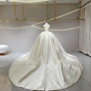 Vestido de Novia Moderno Minimalista JFH17 con Cola de Capilla, Apliques de Encaje Floral y Espalda con Cordones de Cristal - Product Image 2
