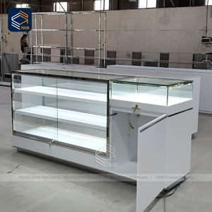 Vitrine de magasin de détail personnalisée en verre trempé blanc, étagères à vision complète avec éclairage LED, design de présentoir - Product Image 5