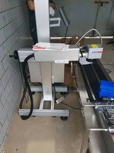 धातु की तारीख के डिब्बे के लिए स्वचालित इननो लेजर अंकन मशीन विद्युत चालित कोर इंजन कार्टन पैकेजिंग कोडिंग मशीन - Product Image 3