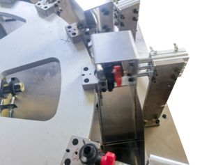 Máquina de Ensamblaje automático de válvula de aerosol multiestación con alimentador vibratorio - Product Image 4