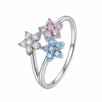 Anillo Glowluxe Triple Flor con Circonitas Rosa, Azul y Transparentes, Plata de Ley 925 Pulida, Joyería Floral en Tono Plateado