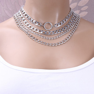 Collar de cadena gruesa de varias capas con colgante de círculo de diamantes para mujer, uso diario, diseño geométrico en color oro y plata. - Product Image 2