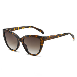 Gafas de Sol de moda 2024 INS Uv400 Tonos personalizados Gafas de sol Logo Barato Unisex Lentes de gradiente de gran tamaño Gafas de Sol de ojo de gato - Product Image 1