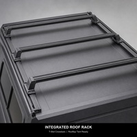 Capot de camion de style camping-car tout-terrain rigide avec porte arrière relevable en verre et fenêtres latérales, doté d'un porte-bagages de toit intégré