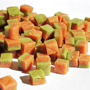 Comida para mascotas OEM ODM carne seca de naturaleza real mordeduras de pollo y espinacas con sabor a carne y vegetales golosinas para perros y gatos de alta proteína - Product Image 1