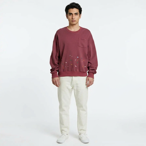 เสื้อสเวตเตอร์คอกลมของผู้ชายแบบสวมศีรษะแนววินเทจสีแดงกระเซ็น - Product Image 1