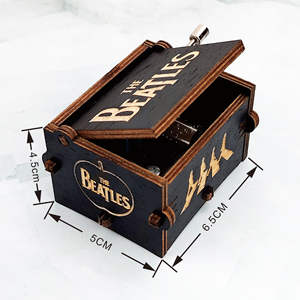 Spot <span class=keywords><strong>Mini</strong></span> boîte à musique en bois écologique à manivelle fonction rotative cadeau de vacances pour les fans d'anime et les amis - Product Image 4