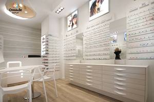 Vitrines d'exposition modernes pour lunettes LED |   Mobilier de magasin d'optique personnalisé avec éclairage |   Solutions d'aménagement intérieur tendance pour le commerce de détail - Product Image 5
