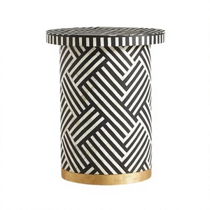 Table d'appoint moderne de luxe en bois massif, écologique et durable, avec incrustation géométrique noir et blanc, motif tressé artisanal et base dorée - Product Image 1