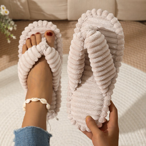 2026 Personnalisé en usine Tongs d'hiver moelleuses pour <span class=keywords><strong>femme</strong></span> en fausse fourrure, pantoufles d'intérieur en peluche à semelle souple, vente en gros - Product Image 1