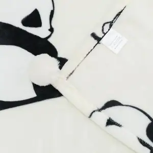 100% 涤纶卡通熊猫图案轻便舒适的家庭、情侣和朋友扔毯