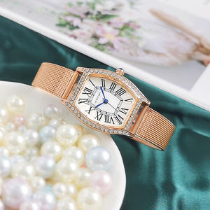 Reloj de mujer en oro rosa con correa de malla con incrustaciones de diamantes, elegante reloj de cuarzo con números romanos. - Product Image 4