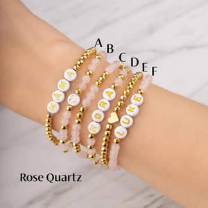 Pulsera Personalizada con Iniciales y Nombre en Piedras Preciosas, Joyería Elástica con la Palabra Mamá, Regalo de Amistad para Novia - Product Image 4