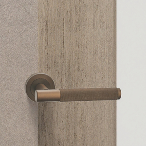 Poignées et boutons de porte intérieurs modernes en noir mat, avec installation facile et design ambidextre - Product Image 3