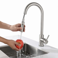 Robinet de cuisine contemporain avec douchette extractible, monocommande, col de cygne haute, finition brossée en laiton