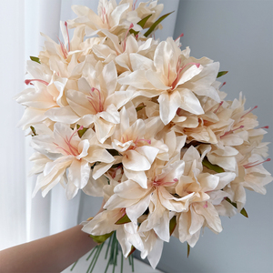 Lys artificiels réalistes en soie couleur <span class=keywords><strong>champagne</strong></span> à 3 têtes pour décoration intérieure, mariage, fête des Mères, arrangement floral, salon - Product Image 4