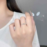 Anelli di fidanzamento da donna in oro giallo 18 carati con diamante da laboratorio taglio smeraldo a gambo dritto prismatizzato, anello con diamante coltivato in laboratorio