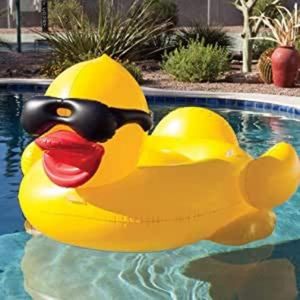 Flotador Inflable Gigante de PVC en Forma de Pato Rojo, Colchón de Aire para Piscina con Gafas de Sol - Product Image 4