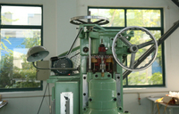 Machine de capsulage automatique de boîtes de conserve personnalisée à grande vitesse Machine de remplissage d'étain de pâte de thon en aluminium pour animaux de compagnie