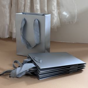 Sacs de luxe en carton recyclé personnalisables de haute qualité, impression UV, poignées en ruban doré, pour supermarchés et cosmétiques - Product Image 4