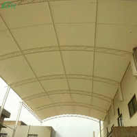Structure personnalisée de membrane tendue en PTFE Lyfe Premium pour espace extérieur de complexe hôtelier de luxe