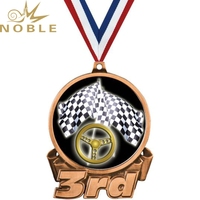 Médaille Noble Premium Racing avec drapeaux à damier Design Première place d'honneur pour les compétitions de sport automobile Décoration de ruban bleu