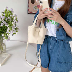 Nuevo bolso tipo cubo ligero de moda para mujer, casual, de piel sintética suave con cierre de botón. - Product Image 4