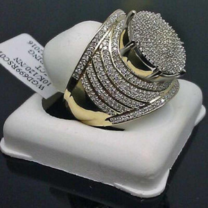 Anello da Uomo Dorato con Cristalli Pavé, Accessorio Moda Audace per Ogni Giorno e Festa - Product Image 1