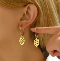 Boucles d'oreilles Monstera Leaf Jewelry sans ternissement Boucles d'oreilles Huggies avec breloques Leaf Boucles d'oreilles en plaqué or avec motif végétal