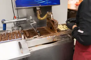 Museli garis produksi coklat bar dilapisi dengan coklat