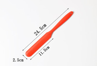 Vente en gros de mini spatule colorée à long manche en silicone pour mélanger l'huile et la crème, grattoir au design unique