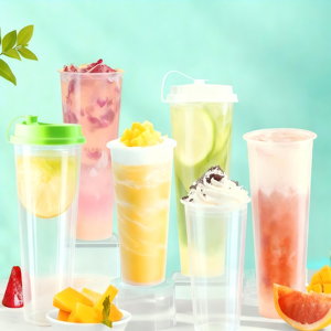 أكواب بلاستيكية شفافة للاستخدام مرة واحدة مع شعار مخصص، سعة 360 مل و500 مل و600 مل و700 مل، مع أغطية وقش مطابقة - Product Image 1