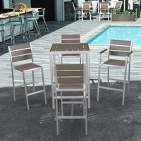 Table haute de jardin extérieure de luxe et tabourets de bar Ensemble table et chaises de bar haute en plastique et bois pour bistrot restaurant