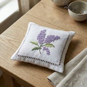 GREEN SUN EMBROIDERY Sachet rectangulaire en coton blanc brodé, fait main, lavable, de haute qualité, avec motif couronne de lavande - Product Image 1